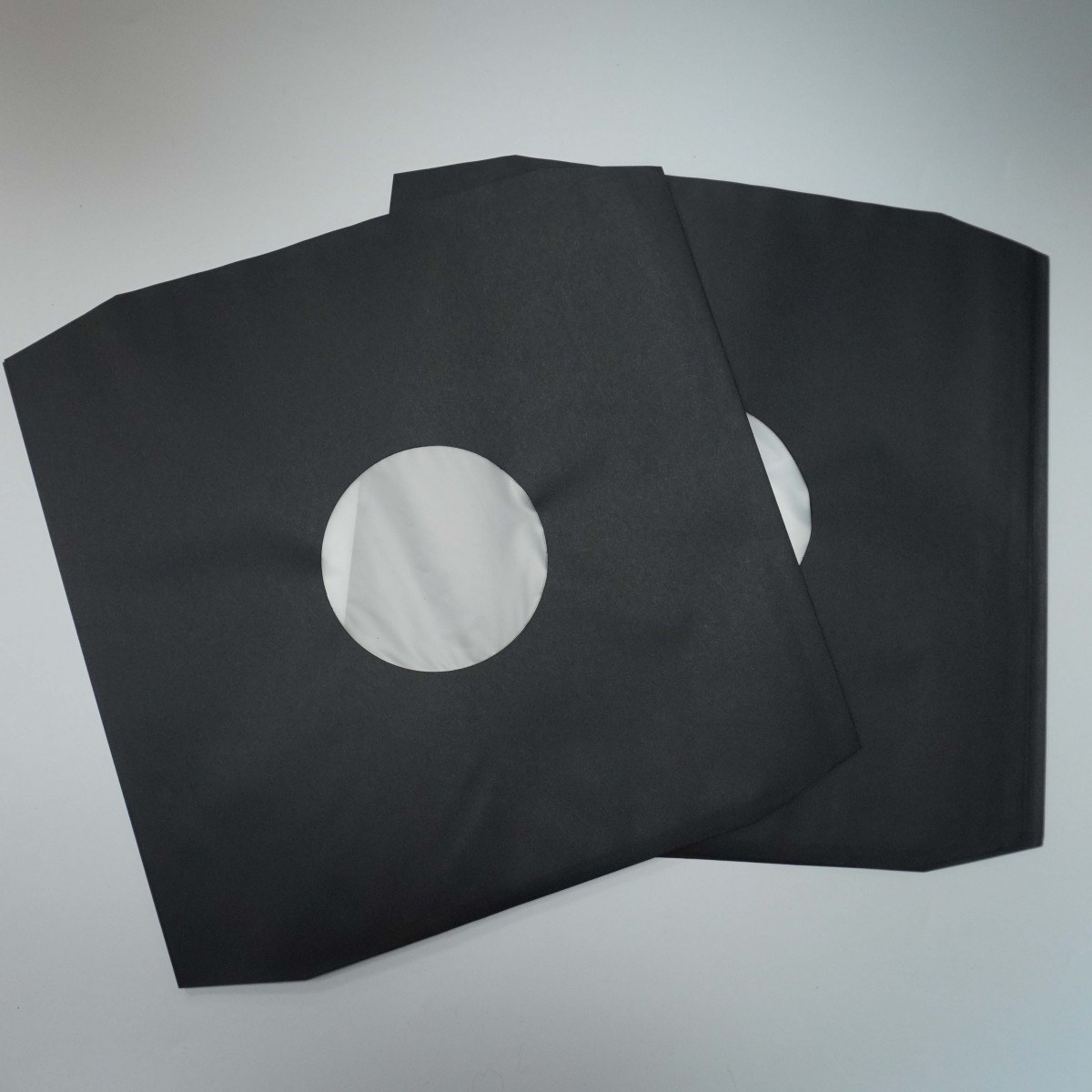 *Внутренние черные антистатические конверты с закругленными углами (20шт)