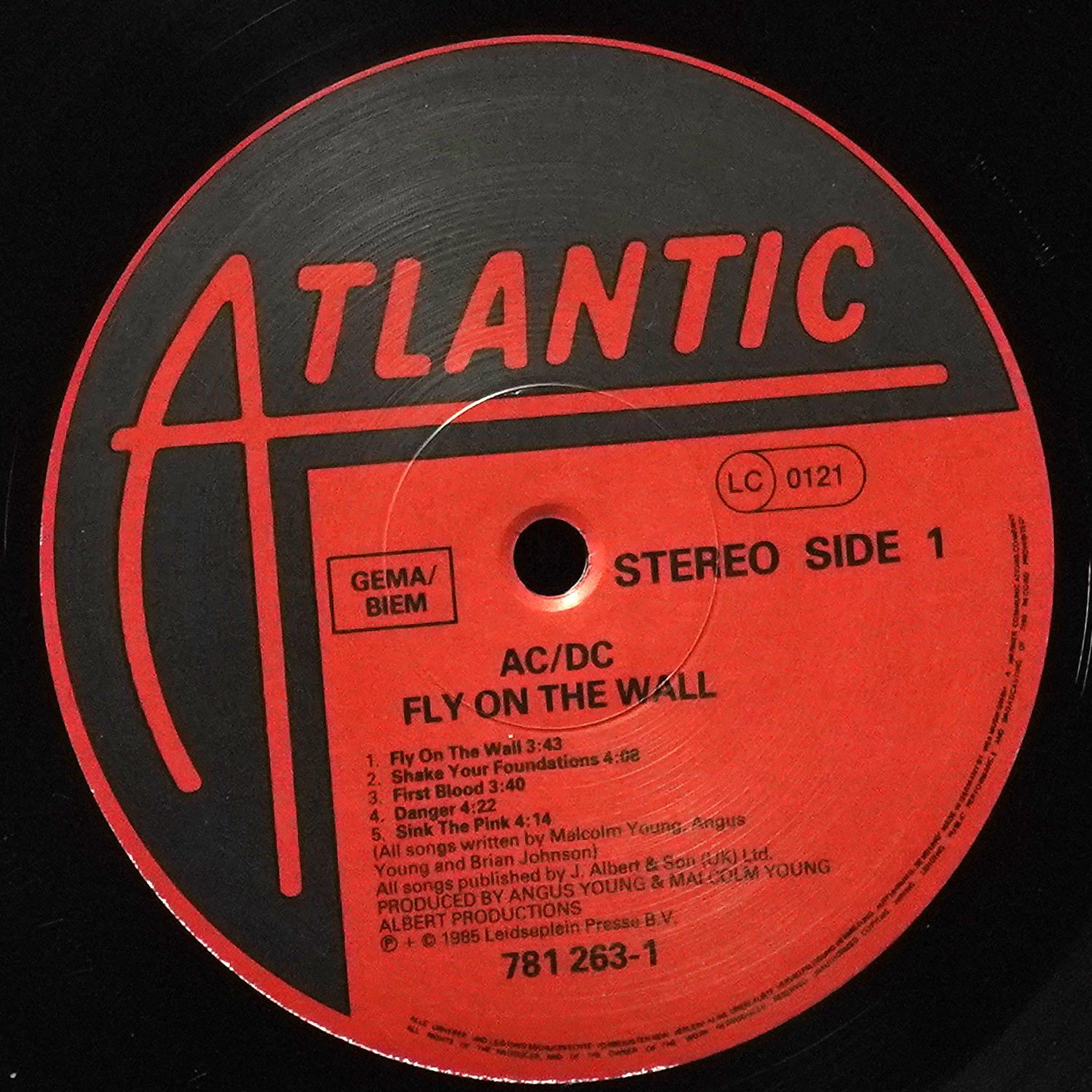 LP AC/DC — Fly On The Wall фото 3